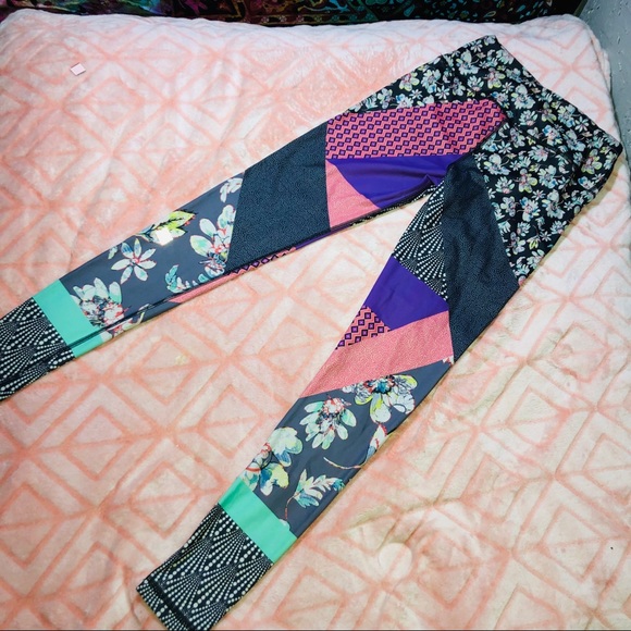 Victoria’s Secret knockout Leggings - Picture 2 of 3